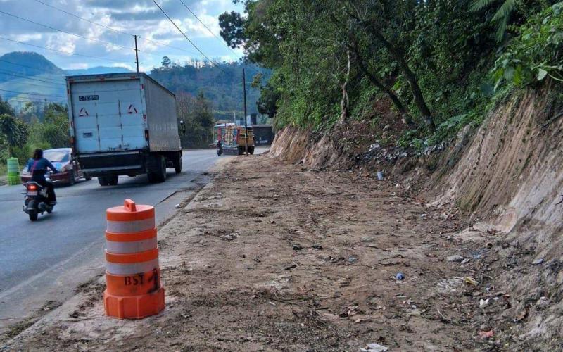 Habilitan paso peatonal y vehicular en la RN-7W de Santa Cruz Verapaz tras atención de emergencia por derrumbes