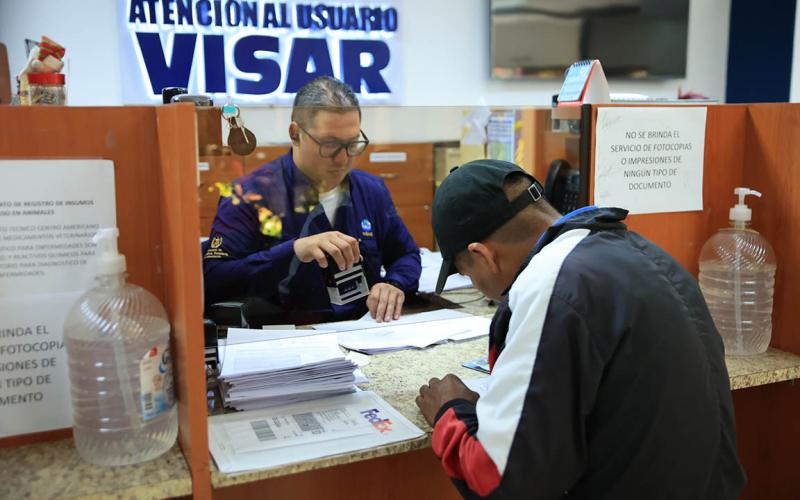El Ministerio de Agricultura, Ganadería y Alimentación (MAGA), por medio del Departamento de Sanidad Vegetal del Viceministerio de Sanidad Agropecuaria y Regulaciones (VISAR), emite un documento oficial que certifica que plantas, productos vegetales y subproductos cumplen con los requisitos fitosanitarios nacionales e internacionales.  Este aval, el certificado sanitario, garantiza que los productos estén libres de plagas y enfermedades cuarentenarias. El documento es vital para la exportación e importación