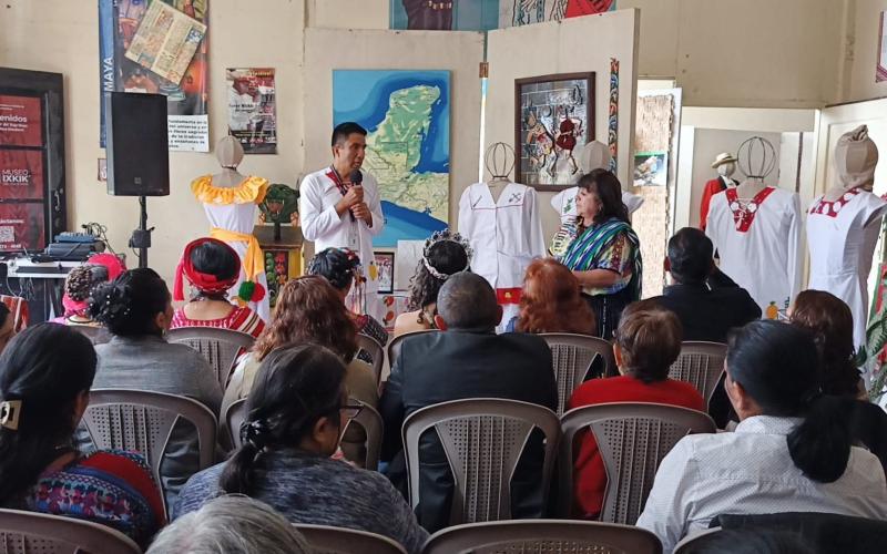 Conversatorio fortalece la identidad cultural mediante la exposición de indumentaria en Quetzaltenango