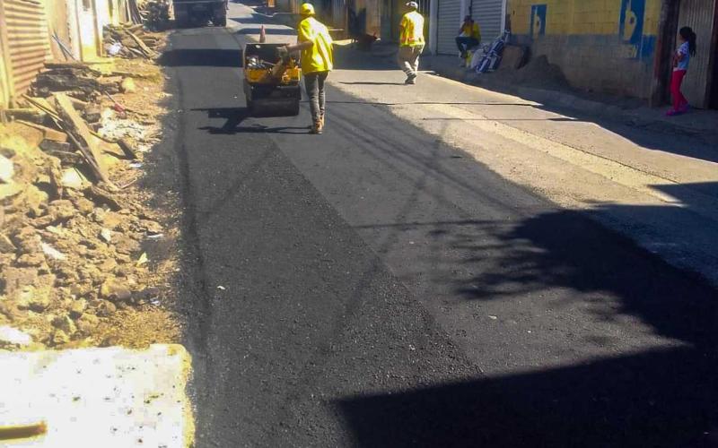 Vecinos de San Raymundo y Pachalí se benefician con trabajos de bacheo