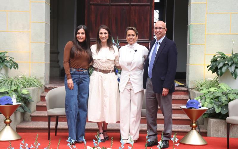 El encuentro reunió a tres mujeres reconocidas. 