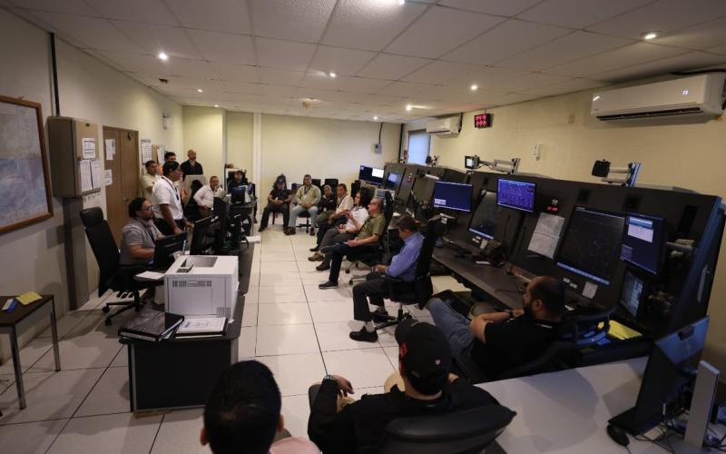 Como parte de este proceso, se realizó un análisis integral orientado a mejorar las mecánicas de control en el servicio de Control de Tránsito Aéreo (ATC), evaluando procedimientos, flujos operativos y capacidades técnicas para asegurar una gestión más eficiente del espacio aéreo