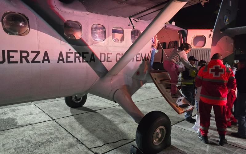 Ejército de Guatemala realiza traslado aeromédico de recién nacida hacia la Ciudad de Guatemala.