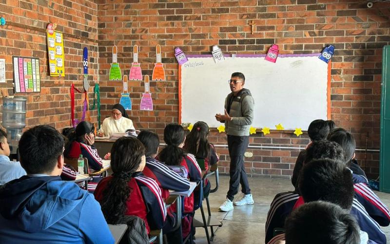 Fomentan la riqueza de la diversidad lingüística. 