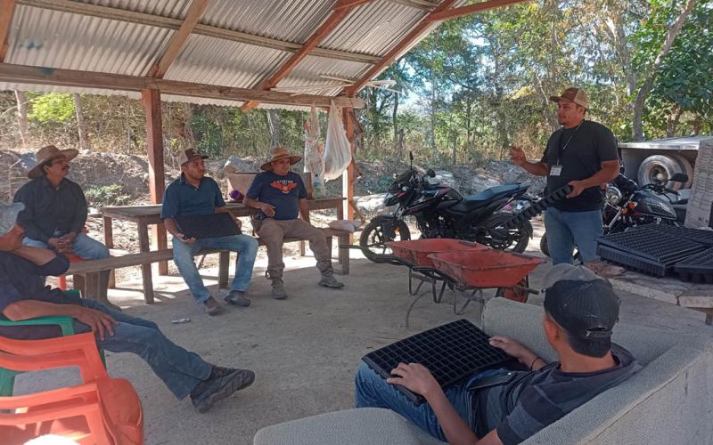 Grupos del CADER aprenden a elaborar pilones con apoyo de KOPIA