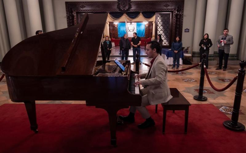 Melodías que encantan: ensayo abierto de Jr. Medina. 