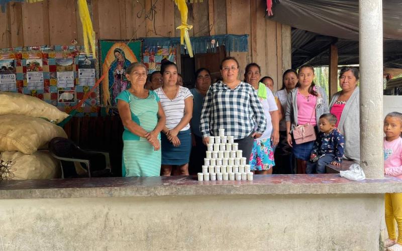 Mujeres de San Joaquín elaboran bálsamo artesanal