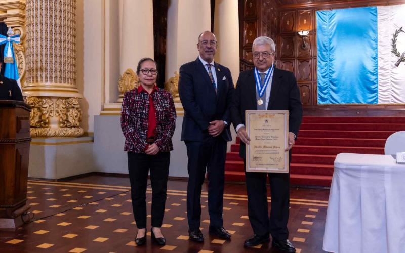 En solemne acto, el escritor Adolfo Méndez Vides recibió el Premio Nacional de Literatura “Miguel Ángel Asturias” 2025 