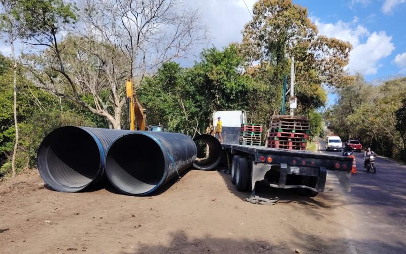 Covial trabaja en la atención de socavamiento en la RN-16-01, en Santa Rosa