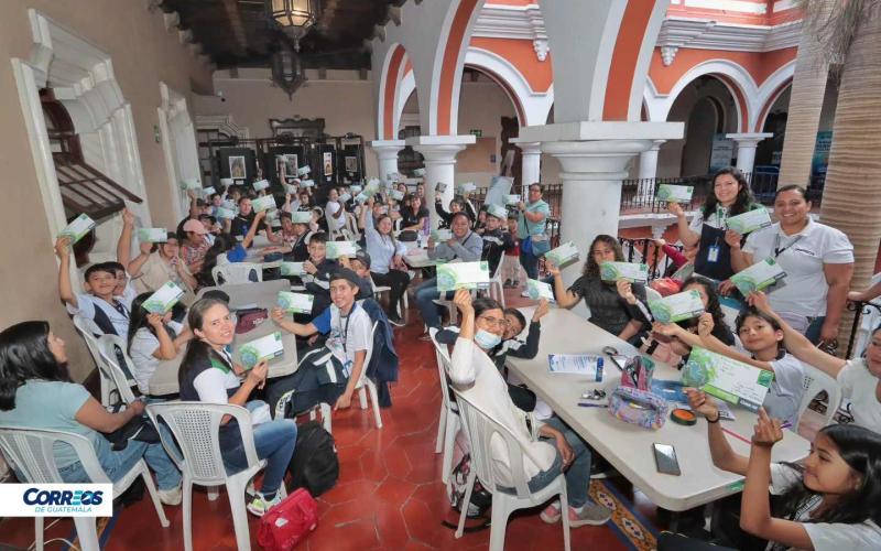 ¡El Museo Postal de Guatemala recibe a estudiantes del Colegio Adventista Moisés Tahay!