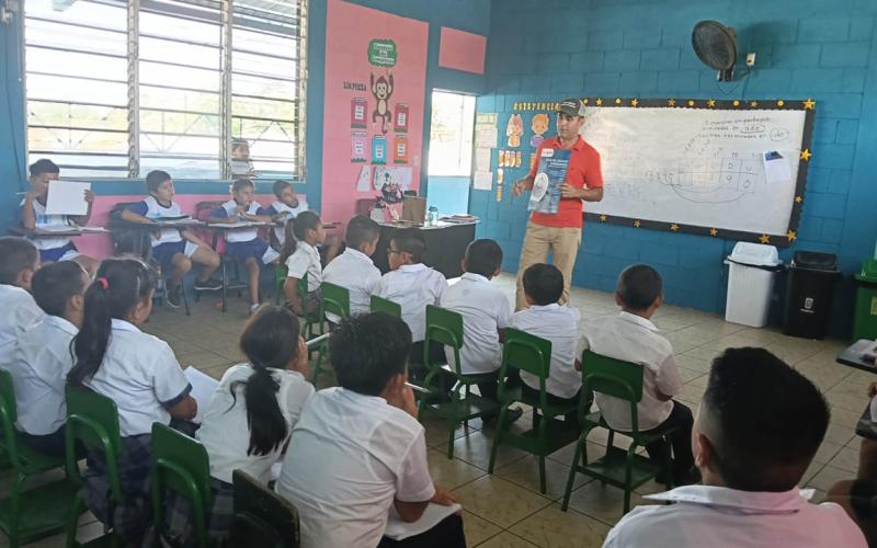 Estudiantes de Izabal aprenden la prevención del Gusano Barrenador