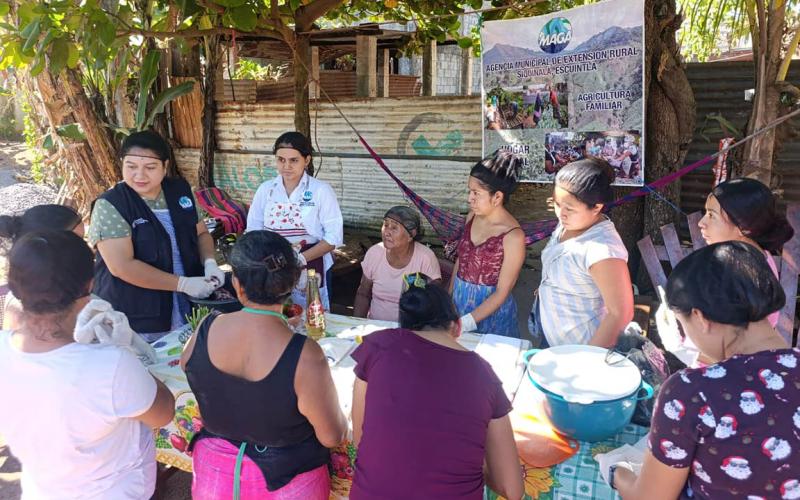 Comunitarias de Siquinalá fortalecen su economía con elaboración de embutidos