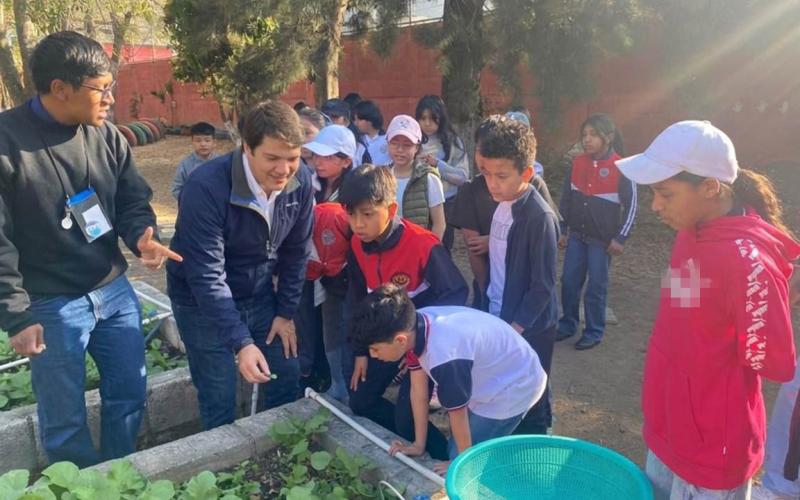 En el huerto escolar los estudiantes aprenden del campo a la mesa 
