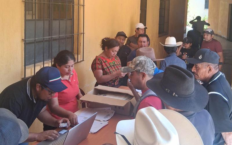 Entregan permisos para fortalecer la pesca artesanal en Atitlán