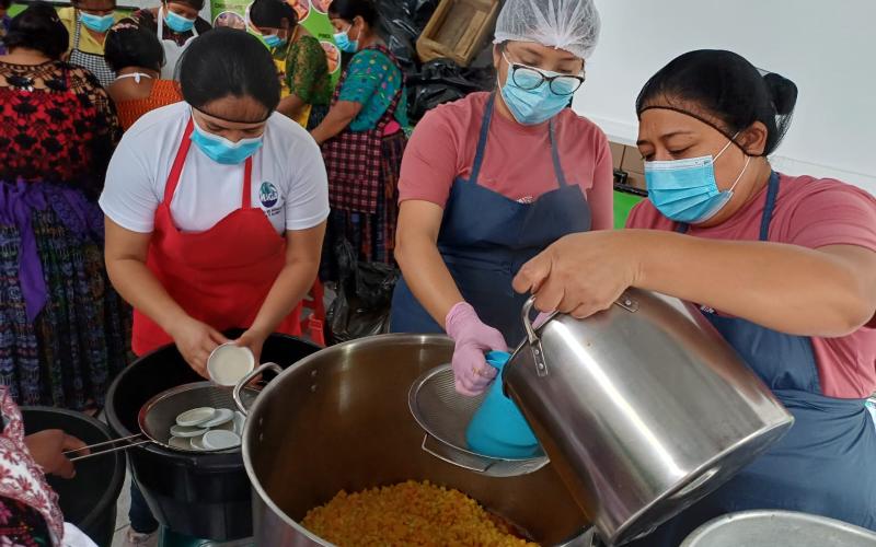 Fortalecen economía de promotoras mediante valor agregado a frutas locales