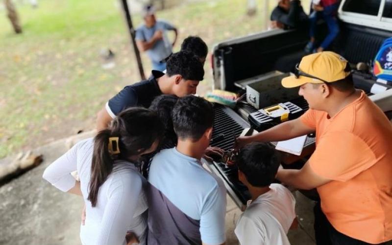 Estudiantes de Ingeniería Forestal del CUDEP reciben capacitación sobre estaciones hidrometeorológicas e aforos hídricos