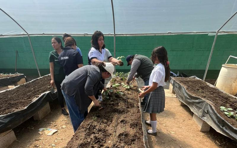 Impulsan el aprendizaje agrícola con huerto pedagógico