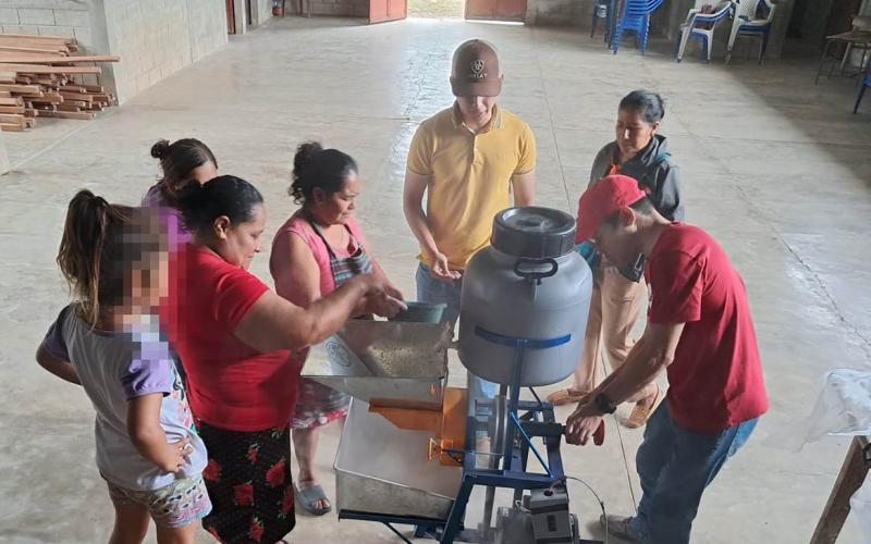 Mujeres de El Chal producen primer lote de harina de yuca y camote