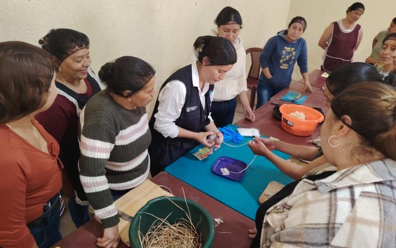 Mujeres de San Vicente Pacaya lideran cadena de valor con embutidos artesanales