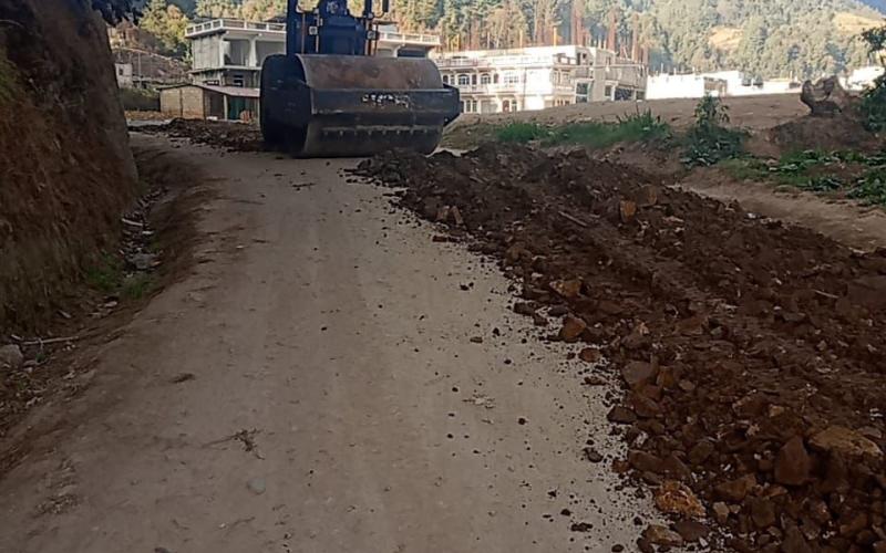 Inician trabajos de mantenimiento en el camino rural para beneficio de habitantes de comunidades de Sololá