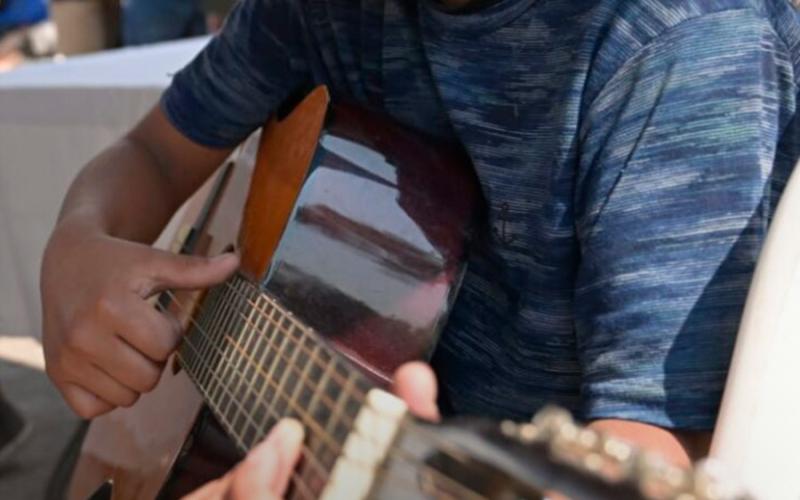 Entrega de insumos e instrumentos musicales a centros de formación artística