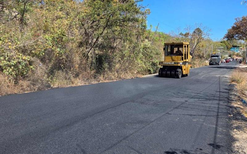 Colocan nueva carpeta asfáltica que beneficiará a vecinos de Yupiltepeque, Jutiapa