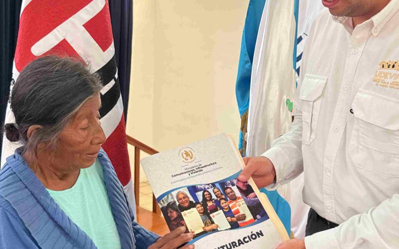 Más de 60 familias de Pueblo Modelo, Zacapa reciben sus escrituras y aseguran el futuro de sus hogares