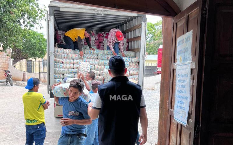 Continúa preparación de raciones para familias vulnerables