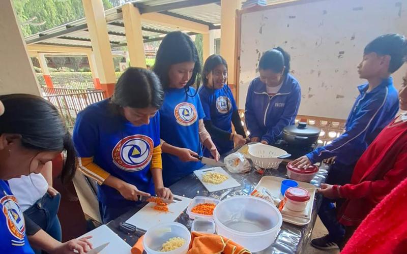 Capacitan a jóvenes quezaltecos en la preparación de recetas nutritivas con insumos de huerto