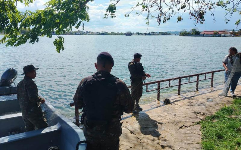 Decomisan trasmallo ilegal en el lago Petén Itzá
