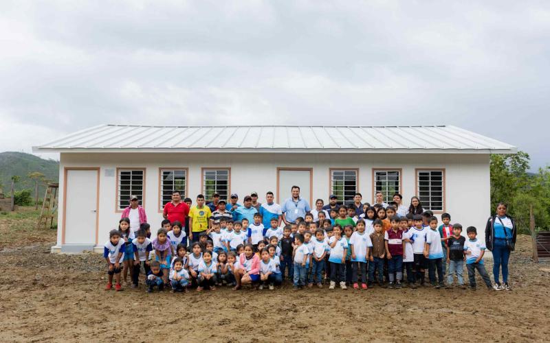 Espacios dignos para la niñez: UCEE entrega módulo educativo en El Estor, Izabal