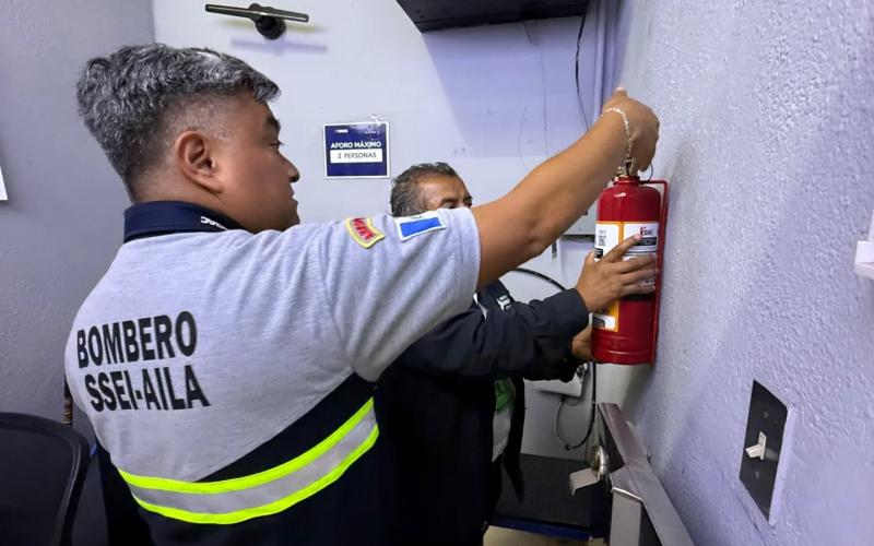 Fortalecen seguridad en el Aeropuerto La Aurora con inspección de extintores