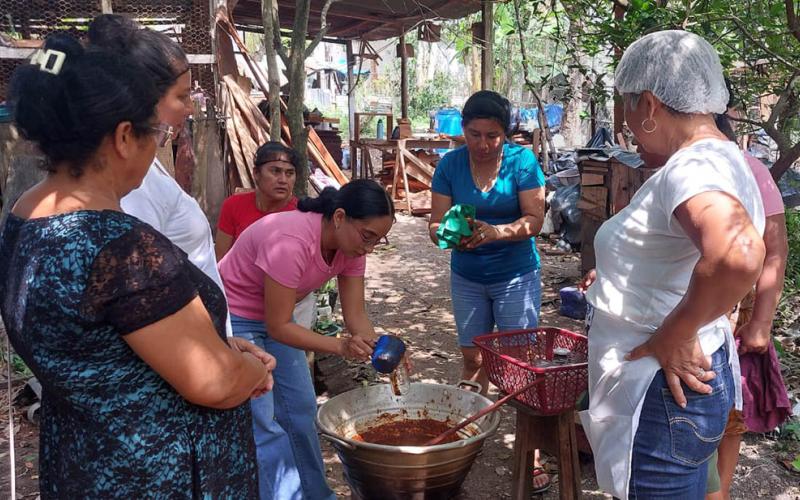 Fortalecen emprendimiento femenil de Ixhuacut