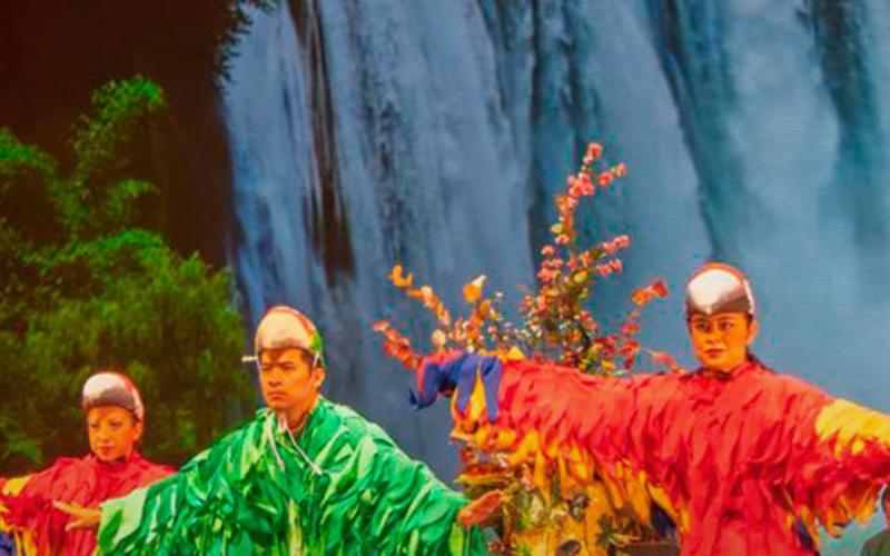 Cientos de estudiantes disfrutaron la obra «Últimos latidos, voces de Guatemaya» del Ballet Moderno y Folklórico