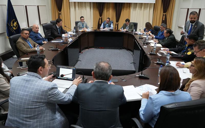 Definen ruta interinstitucional para expulsión de extranjeros privados de libertad NoticiasActualidad agosto 27, 2026  Avanzan la construcción de un protocolo interinstitucional para la expulsión de personas extranjeras privadas de libertad, mediante una reunión de trabajo desarrollada en el Salón Menor de esta cartera.  La iniciativa tiene como objetivo fortalecer la coordinación entre las instituciones involucradas y establecer una ruta de actuación que permita ejecutar estos procesos de manera ordenada, 