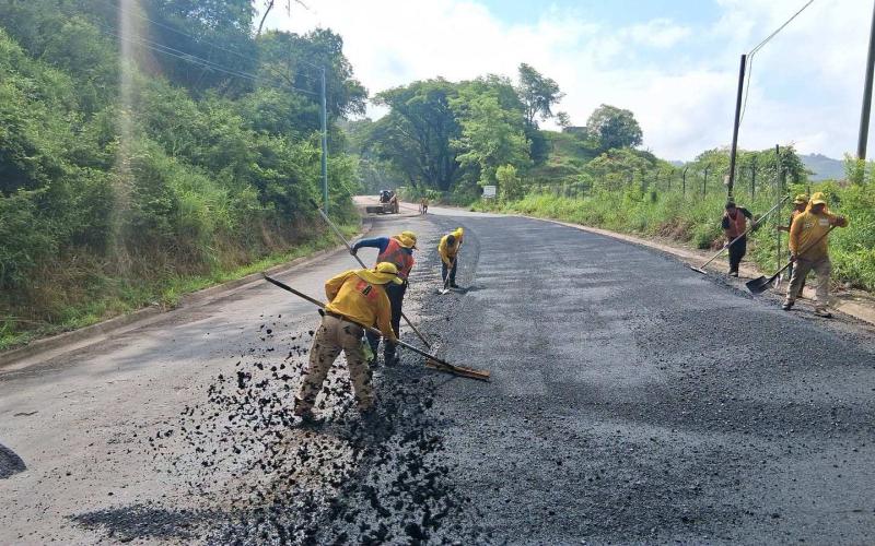 Avanza el asfaltado de más de 12 kilómetros en la ruta Llano Las Pitas–Anguiatú
