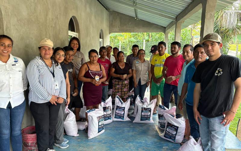 Agricultoras de cuatro departamentos reciben insumos para fortalecer la agricultura familiar