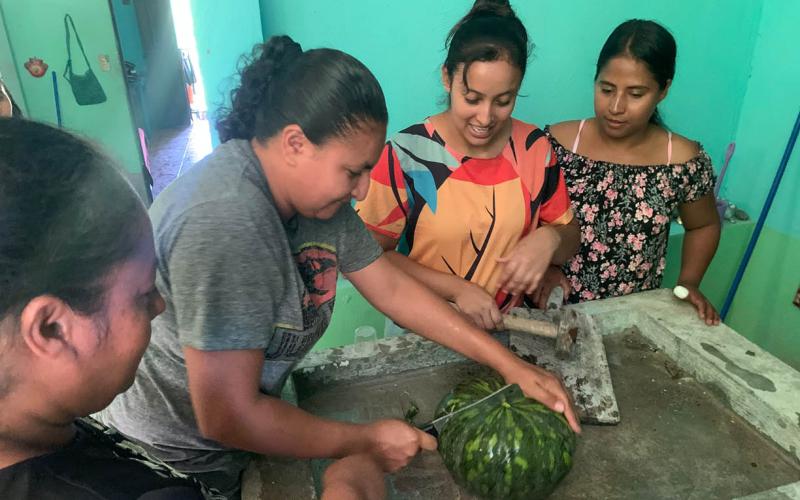 Capacitan a mujeres de Jutiapa en el procesamiento de sus cosechas