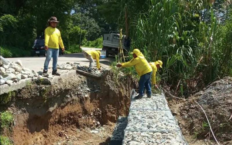 Construyen muro para proteger carretera entre Puente Chasco y La Tinta