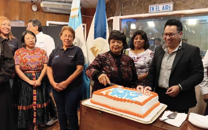 Chapinlandia culmina la celebración del 96 aniversario de TGW con un invitado especial