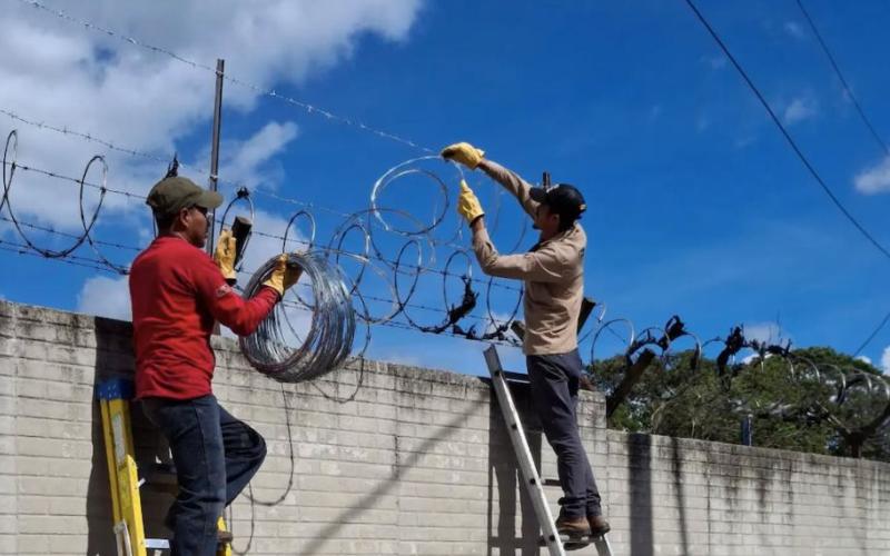 Refuerzan seguridad en perímetro del Aeropuerto La Aurora