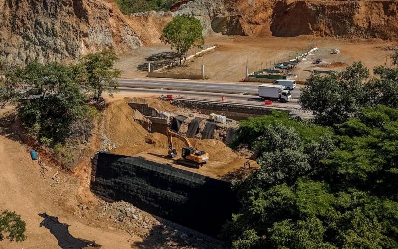 Ejecutan trabajos de alta ingeniería para proteger la ruta al Atlántico y asegurar el paso de usuarios