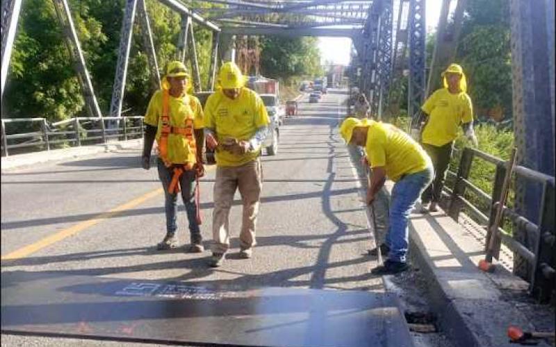 Corrigen plancha metálica en puente Santa Cruz para brindar un paso más seguro
