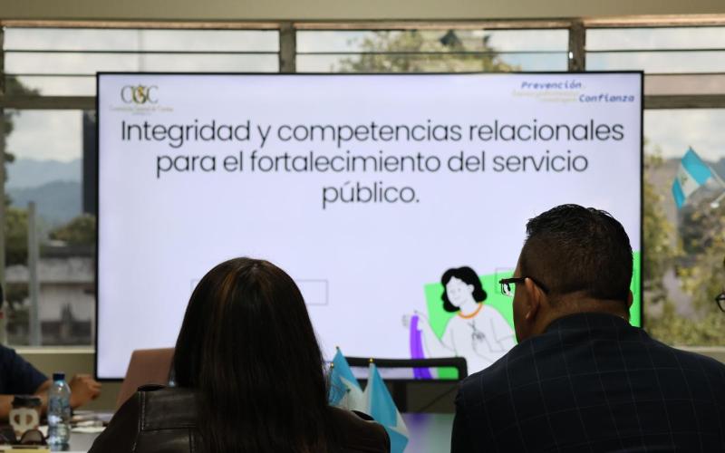Capacitan a colaboradores de Udevipo en atención ciudadana y ética