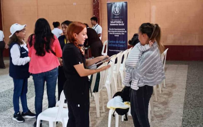Habitantes de la colonia El Cerrito reciben consultas médicas gratuitas