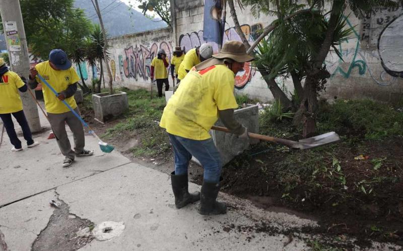 Limpian y conservan 12 tramos carreteros en Quetzaltenango