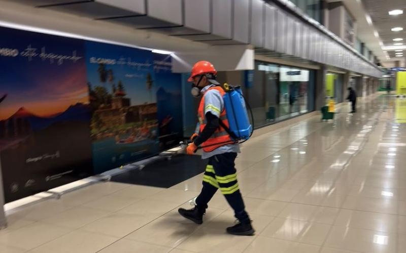 Aeropuerto La Aurora intensifica fumigación para mantener espacios seguros