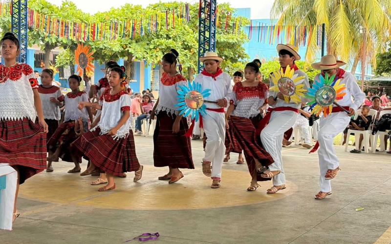 Estudiantes de San Lorenzo, Suchitepéquez participan en la presentación de danzas tradicionales 