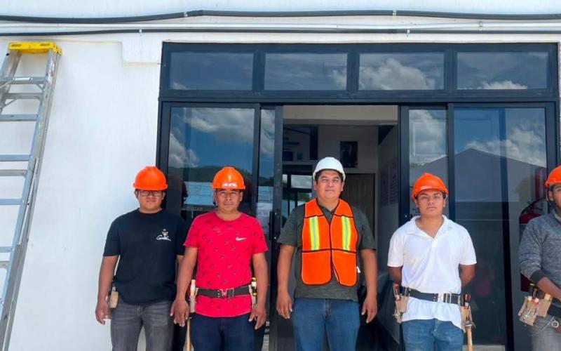 Estudiantes instalan circuito eléctrico de Escuela Taller de Salamá