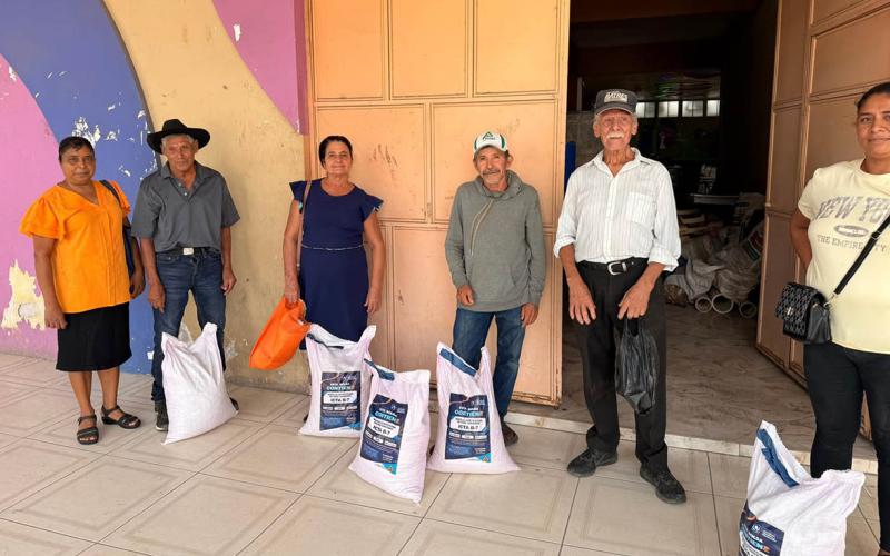 Entrega de semillas de maíz y ayote fortalece la agricultura familiar